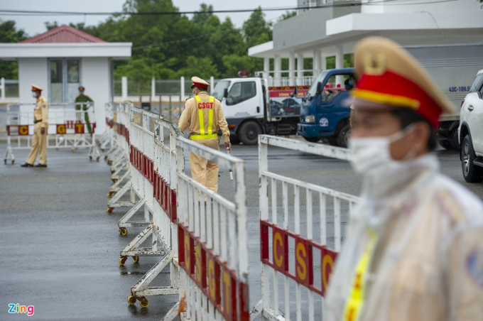   Sáng 31/7, lực lượng chức năng TP Đà Nẵng lập chốt kiểm soát trên đường Trần Đại Nghĩa, đoạn giáp ranh với Quảng Nam. Đây là một trong 7 chốt chặn tại các cửa ngõ ở TPĐà Nẵng.   