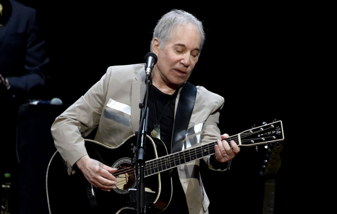           Paul Simon - 200 triệu USD: Tháng 3/2021, danh ca người Mỹ bán hàng trăm bài hát, bao gồm những bản thu âm huyền thoại như Mrs. Robinson, 59th Street Bridge Song, The Sound of Silence... cho Sony Music với số tiền hơn 250 triệu USD.           