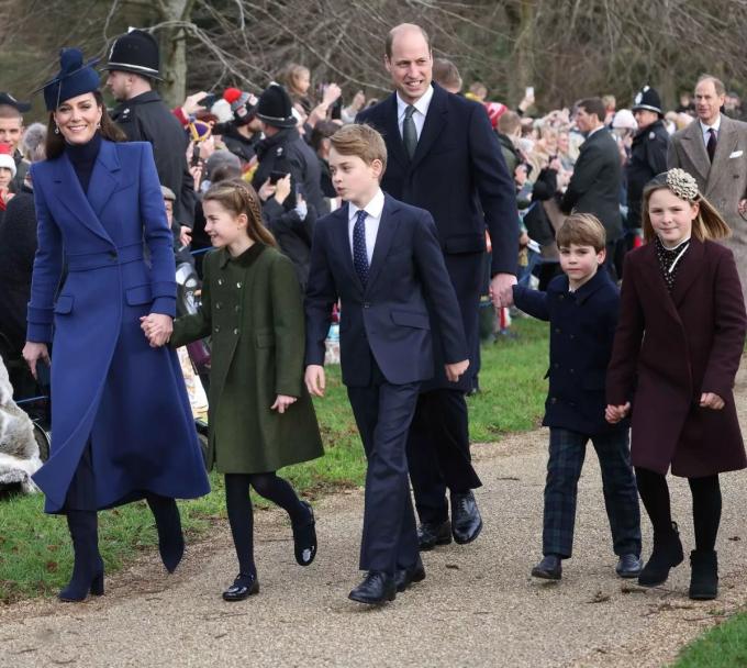 William và Kate trên đường đi bộ đến nhà thờ cùng George, Charlotte và Louis.