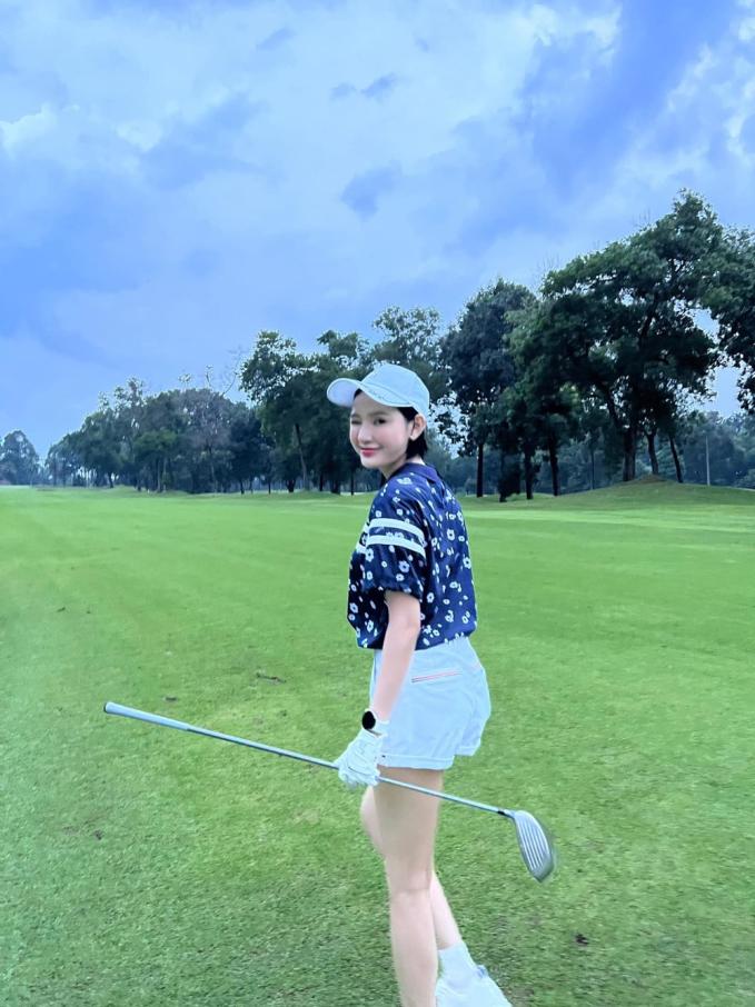 Giống như nhiều mỹ nhân Vbiz, Hiền Hồ cũng đam mê bộ môn golf. (Ảnh: FB Hiền Hồ)