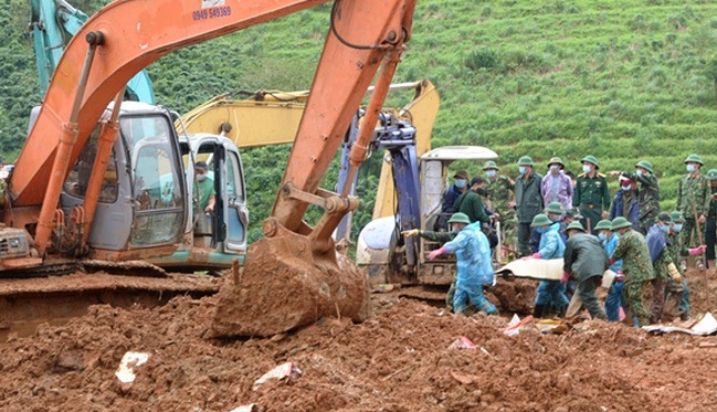   Việc đưa các thi thể ra ngoài gặp nhiều khó khăn do khối lượng bùn đất lớn lớn và nhà cửa bị xô đẩy che lấp. Ảnh: GD&  