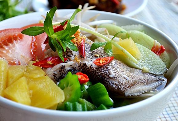 Món canh với màu sắc bắt mắt của cà chua, dứa, rau ngổ cùng vị chua ngọt đậm đà, như làm dịu bớt cái nóng của ngày hè oi ả.