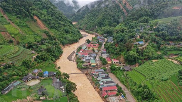 Toàn cảnh trung tâm xã Hồ Bốn, huyện Mù Cang Chải, tỉnh Yên Bái bên cạnh dòng nước lũ. (Ảnh: Tuấn Anh/TTXVN)