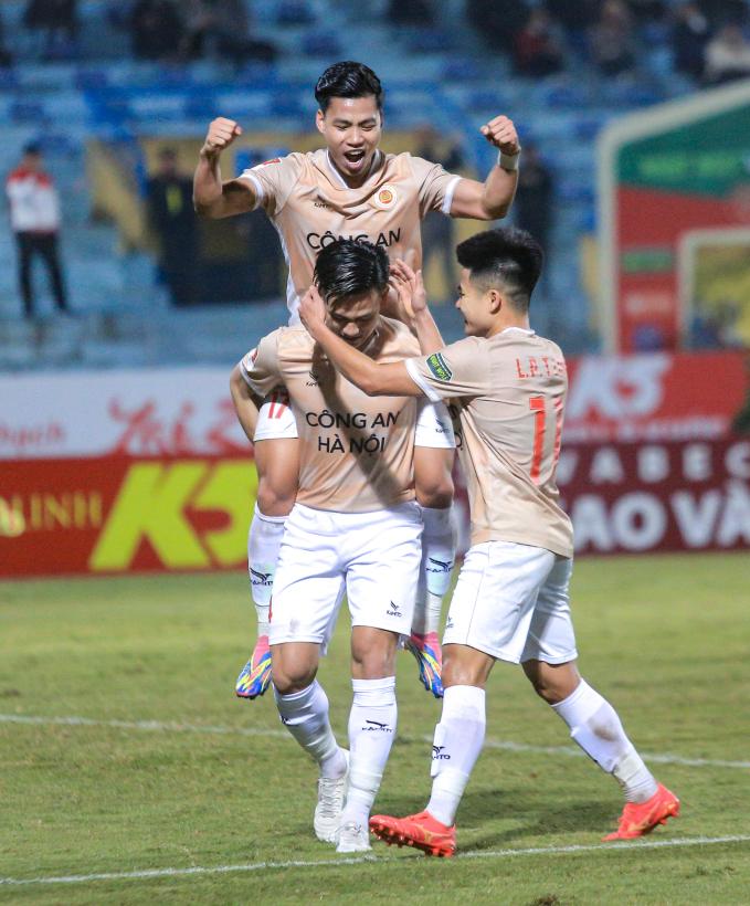 Văn Thanh ăn mừng với Tấn Tài khi CAHN dẫn 3-0 