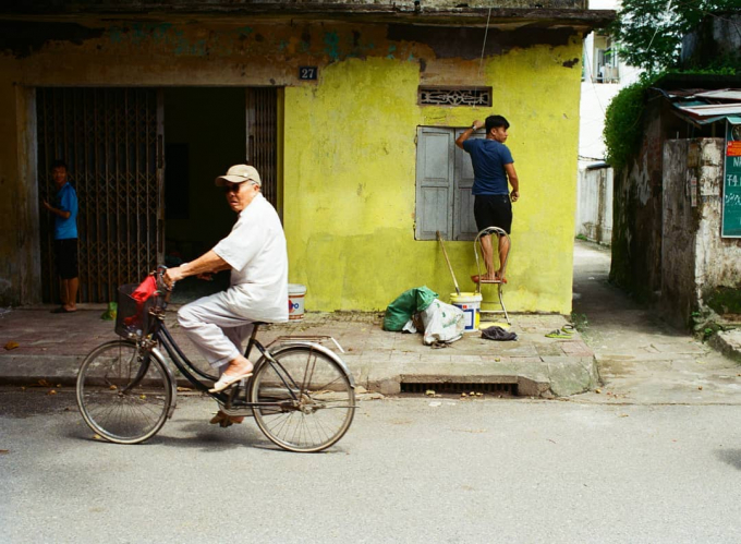 Sau những ngày ô nhiễm, Hà Nội bừng sáng trong nắng cuối thu