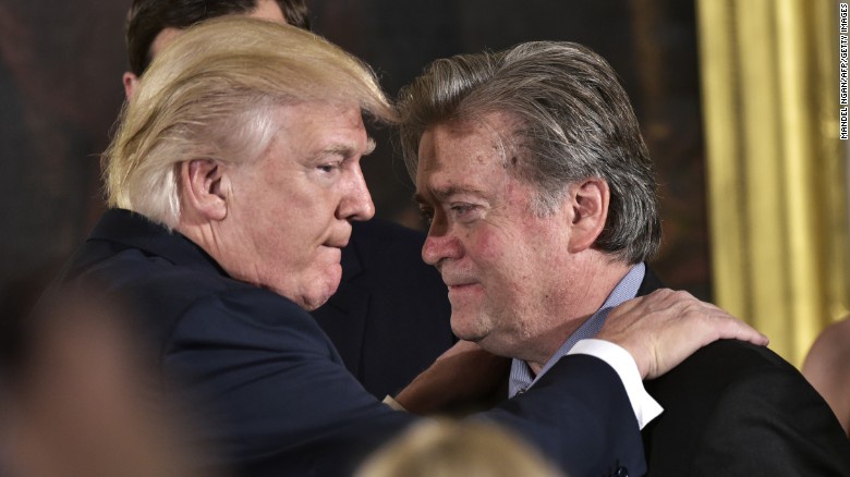 Chiến lược gia cực hữu Steve Bannon (phải) khuyên ông Trump ra lệnh tiến hành điều tra đặc biệt nhắm vào con trai của ông Joe Biden. Ảnh: Getty Images.