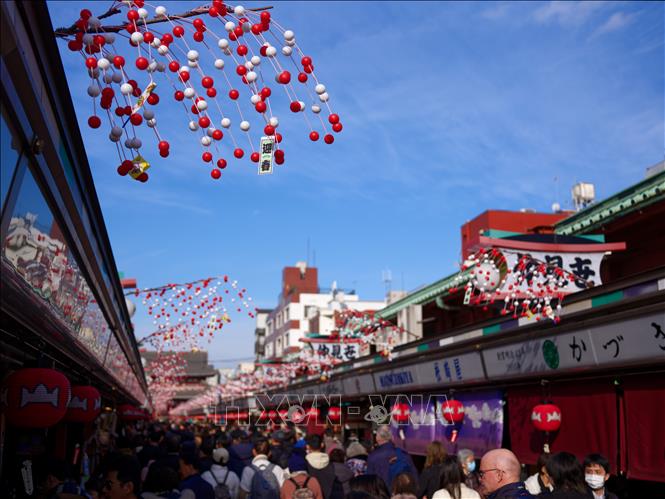 Các cửa hàng trang trí đón chào Năm mới tại Asakusa, Tokyo, Nhật Bản. Ảnh: THX/TTXVN