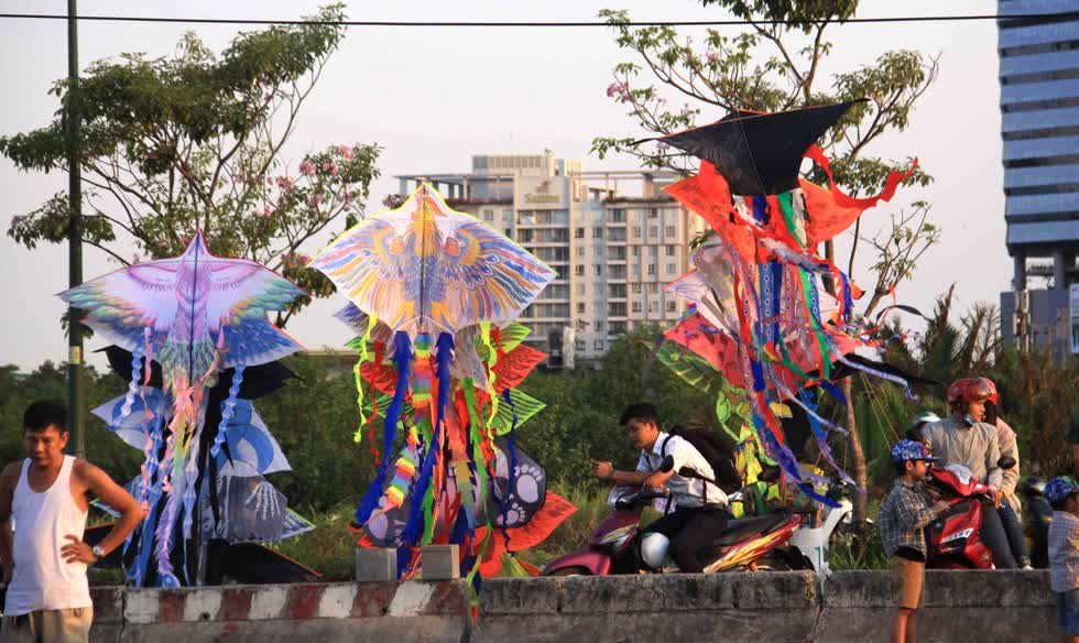 Xung quanh, diều được bày bán tràn lan với đủ loài hình dáng, màu sắc. Giá cả cũng chỉ từ 30.000 đồng/con.