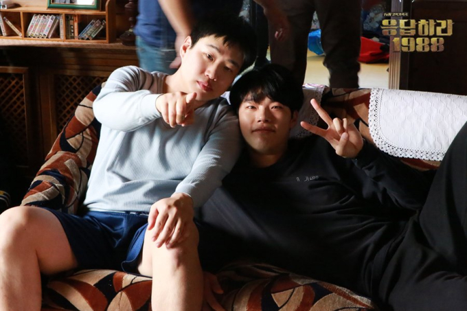 Vai diễn trong Reply 1988 đã đưa tên tuổi Ahn Jae Hong vượt ra khỏi lãnh thổ Hàn Quốc, đến với khán giả toàn châu Á. Anh cũng được các nhãn hàng săn đón nhiều hơn ăn theo sức hút của series phim đình đám