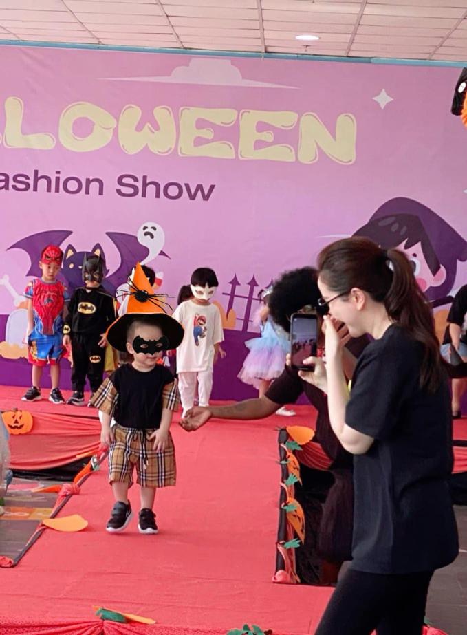 Bảo Thy đăng ảnh quý tử vui chơi Halloween cùng với bạn học