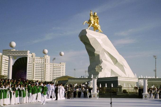 Hàng người xếp hàng trong ngày khánh thành bức tượng tổng thống Turkmenistan trên lưng ngựa năm 2015