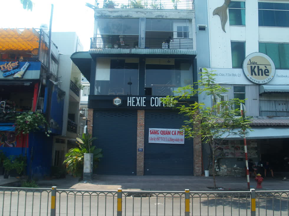 Một quán cafe treo bảng 