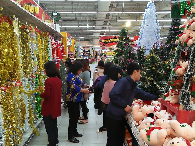 Nhiều hệ thống siêu thị cũng áp dụng chương trình khuyến mãi, giảm giá mạnh nhân dịp này.