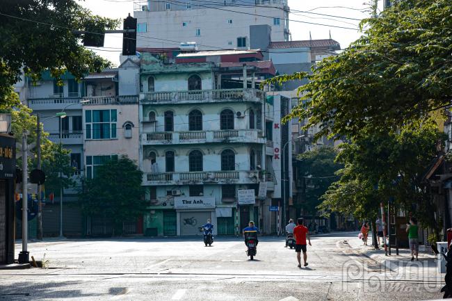 Khung cảnh phía trong khu vực cách ly phố Nguyễn Khuyến.