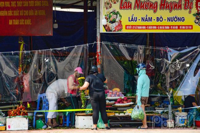 Một số hộ buôn bán làm tấm chắn để giữ khoảng cách an toàn.