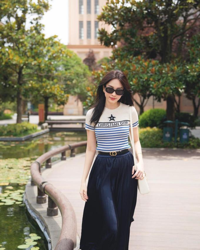 Hoa - Á hậu Việt xuống phố với loạt outfit xinh ngất, 