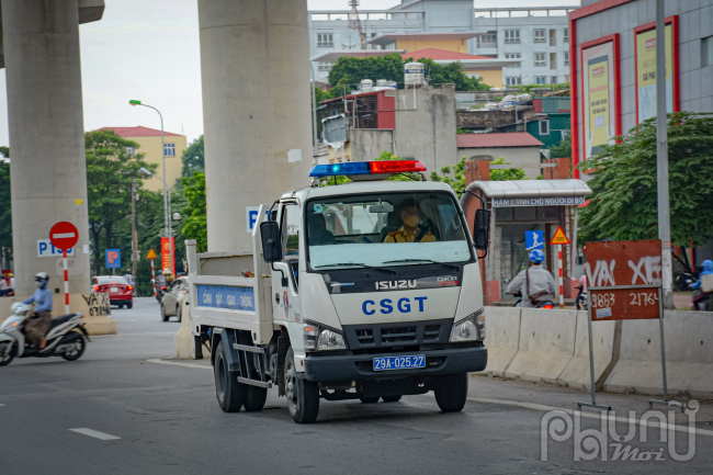 Lực lượng chức năng bố trí xe với loa tuyên truyền liên tục đi lại trước khu vực chốt thông báo để người dân biết, chuẩn bị sẵn giấy tờ, không để ùn tắc.