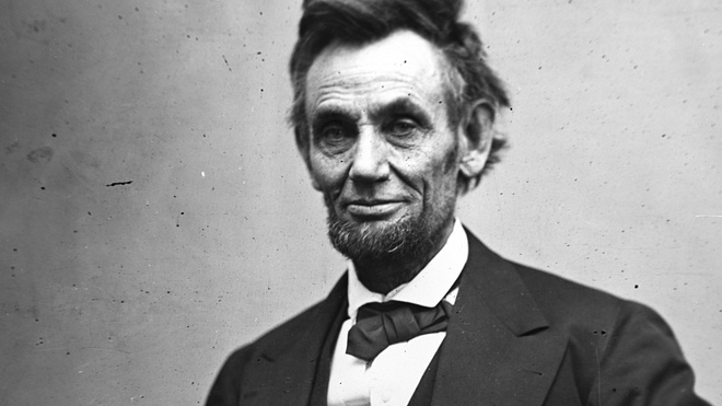 Cựu Tổng thống Abraham Lincoln có 4 người con trai. Trong đó, Tad và Willie, con trai thứ 3 và con trai út của ông Lincoln thường xuyên bày trò quậy phá trong Nhà Trắng nhưng không bao giờ bị trách phạt. Lý do mà Tổng thống thứ 16 của Mỹ làm như vậy là vì ông cho rằng, việc chơi đùa với các con giúp ông giải tỏa căng thẳng sau những giờ làm việc. 