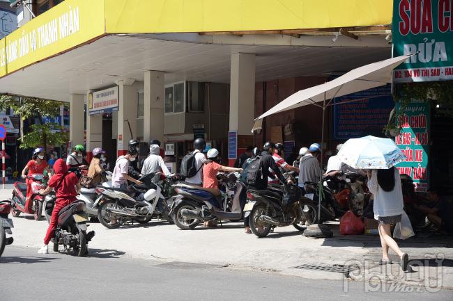 Tại cửa hàng xăng dầu số 48 Thanh Nhàn, tình hình có vẻ 