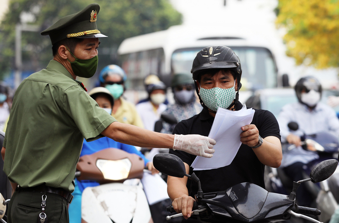 Hà Nội bỏ quy định người đi đường phải có lịch trực, lịch làm việc