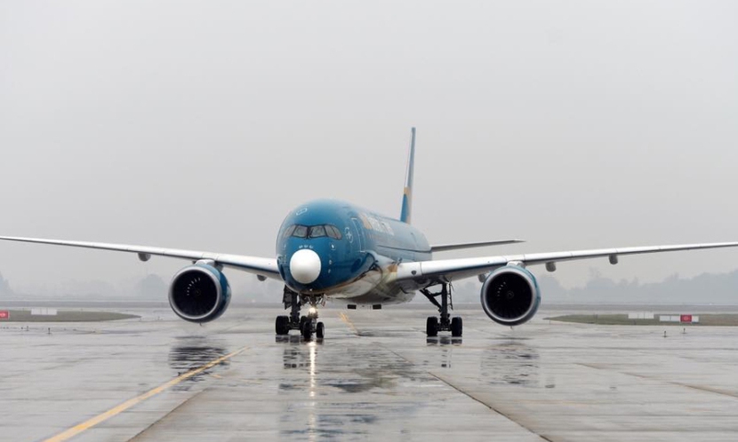 Vietnam Airlines điều chỉnh lịch bay do bão Khanun - Ảnh 1.