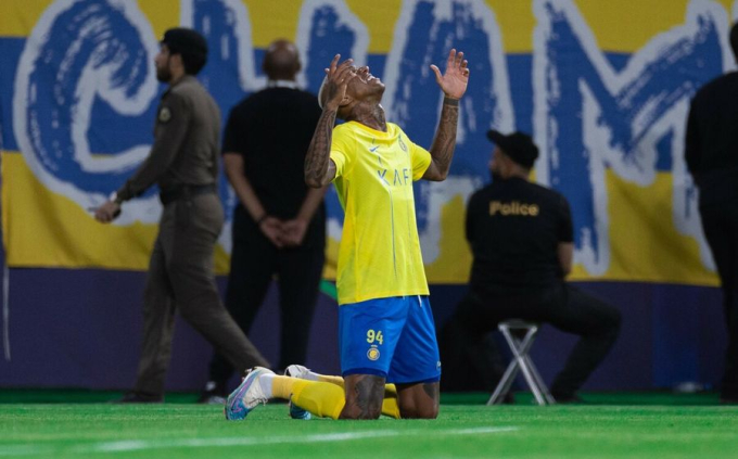 Talisca ăn mừng bàn thắng.