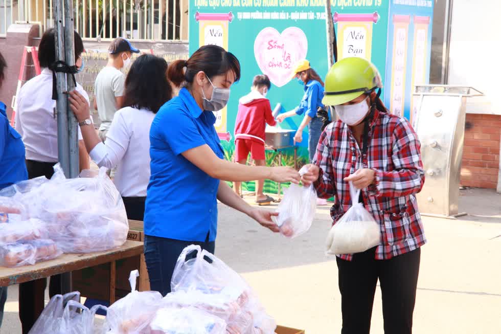 Ông Khanh rất mong nhiều bà con biết đến chương trình, mời bà con đến UBND phường Bình Hưng Hòa B nhận quà. Ảnh: Tri Thức