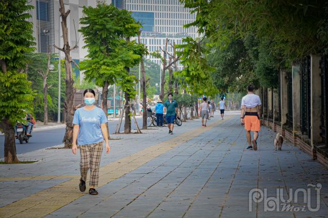 Cô Hoàng Thị Vọng sinh năm 1968, ở Yên Hoà, Cầu Giấy cho biết: Từ lúc Hà Nội thực hiện giãn cách xã hội đến hiện tại hơn 4 đợt tôi chưa ra khỏi nhà. Hôm nay được phép thể dục, thể thao ngoài trời tôi mới bắt đầu đi bộ lại, cảm giác thật thoải mái hết cảnh bức bí, chật chội, quanh quẩn trong nhà bấy lâu nay.