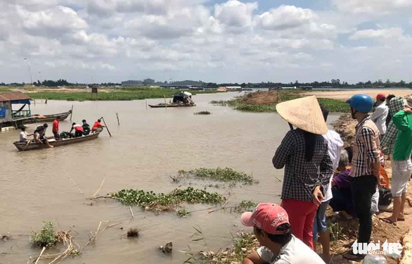 Người dân theo dõi lực lượng chức năng TP.Long Xuyên trục vớt thi thể 2 em học sinh bị đuối nước thương tâm trên sông Hậu - Ảnh: Tuổi Trẻ