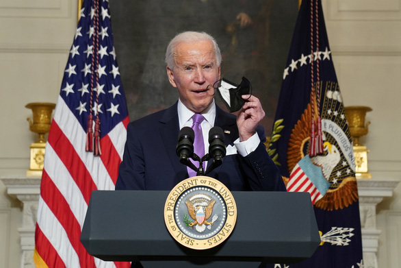   Tổng thống Biden cầm khẩu trang khi phát biểu về cuộc chiến chống dịch COVID-19 tại Nhà Trắng chiều 26-1-2021 - Ảnh: REUTERS  