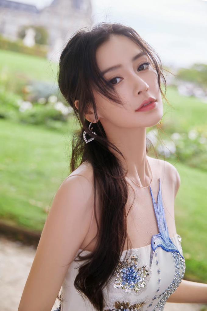 Angelababy gặp khó khăn trăm bề vì đến hộp đêm xem Lisa diễn thoát y