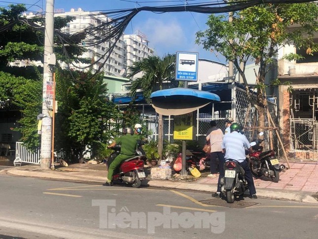           Sáng ngày 16/7, phát hiện một người bán hàng trên vỉa hè, lực lượng chức năng đã yêu cầu ngưng bán. Tuy nhiên, khi cơ quan chức năng đi khỏi, nhiều người lại tiếp tục bày hàng...            