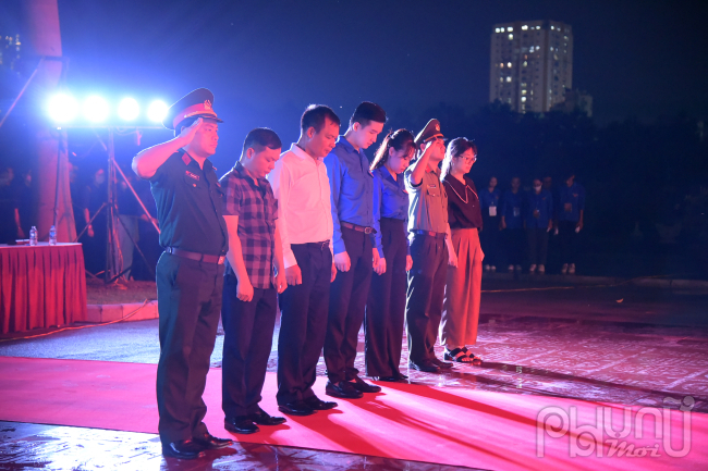 Đoàn đại biểu lên thắp hương bày tỏ lòng thành kính và biết ơn sâu sắc, tri ân tới những hi sinh lớn lao của các mẹ, các anh, các chị các bậc tiền bối vì hòa bình Dân tộc