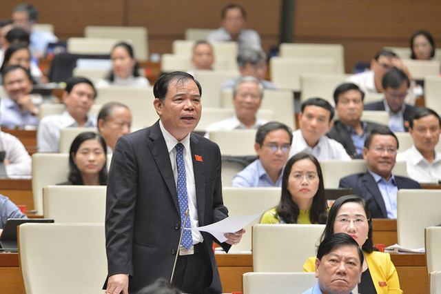 Nguyễn Xuân Cường, Bộ trưởng Bộ Nông nghiệp và Phát triển Nông thôn Việt Nam giải đáp chất vấn của đại biểu Nguyễn Văn Hiển. Ảnh: Báo Gia đình và Xã hội.