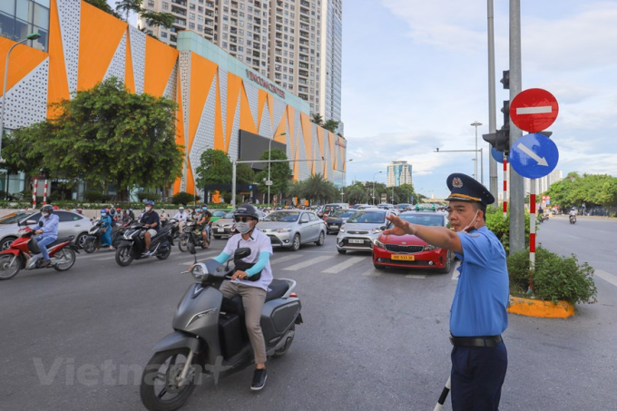 Tuy vậy rất nhiều người tham gia giao thông vẫn cố tình rẽ trái. (Ảnh: Minh Sơn/Vietnam+)