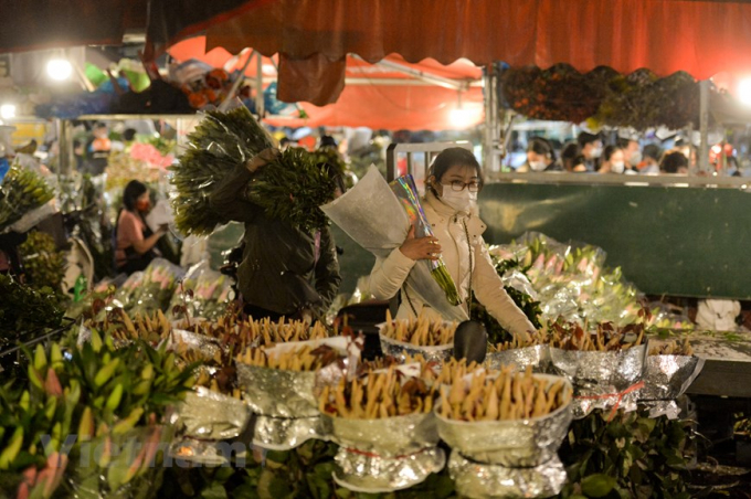   Hoa hồng, loài hoa không thể thiếu trong dịp 8/3 được bày bán rất nhiều. (Ảnh: Minh Sơn/Vietnam+)  