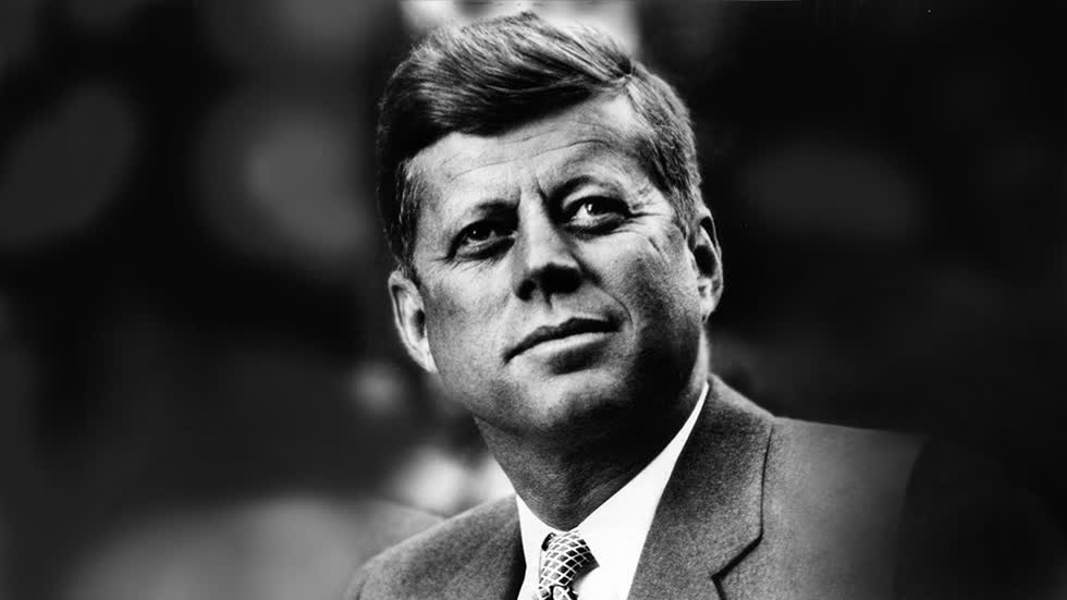 Trước khi đắc cử, John F. Kennedy là nhà báo, làm việc tại tòa soạn báo Hearst. Ông là người đưa tin về Thế chiến II trong mùa hè năm 1945 và tham dự cuộc họp đầu tiên của Liên Hợp Quốc với tư cách phóng viên nước ngoài. Ảnh: Business Insider.