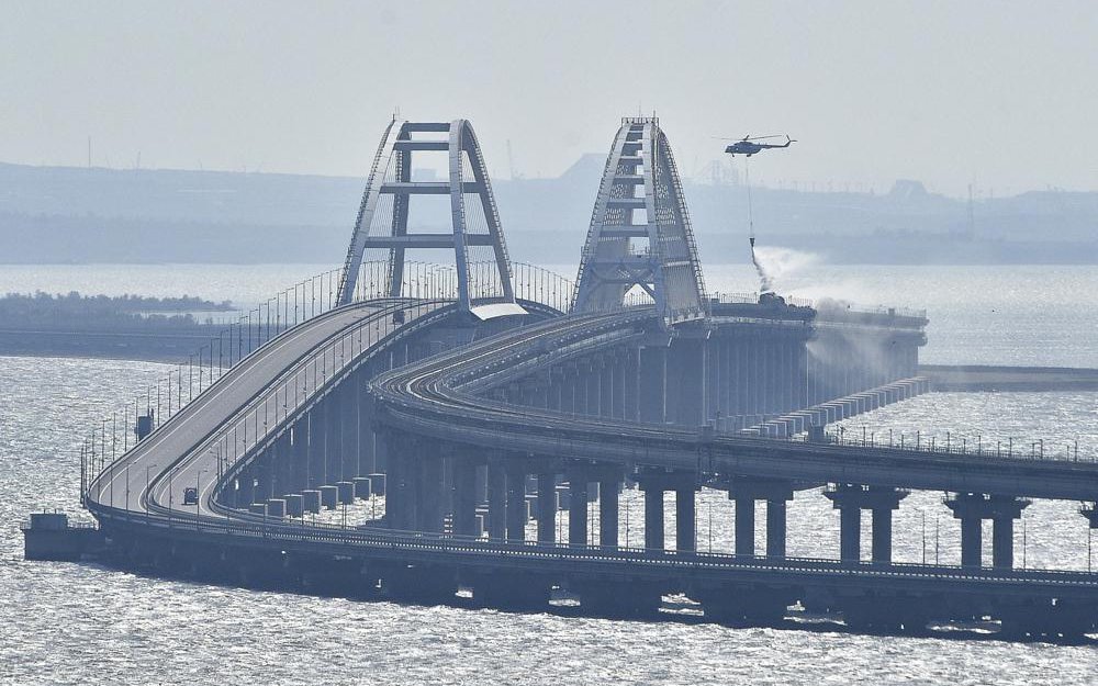 Vụ nổ cầu Crimea làm hư hại tuyến đường tiếp tế quan trọng của Nga, 3 người đã thiệt mạng