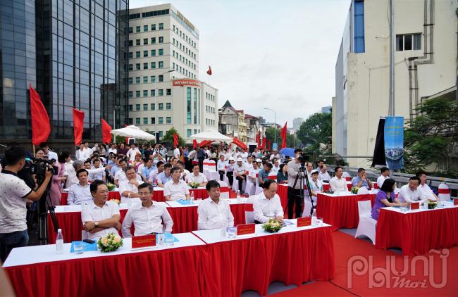 Dự lễ khánh thành và thông xe có Ủy viên Trung ương Đảng, Phó Bí thư Thường trực Thành ủy TP Hà Nội Nguyễn Thị Tuyến; Chủ tịch HĐND TP Hà Nội Nguyễn Ngọc Tuấn; Phó Chủ tịch UBND TP Hà Nội Dương Đức Tuấn... và lãnh đạo các Sở, Ban ngành, Thành phố.