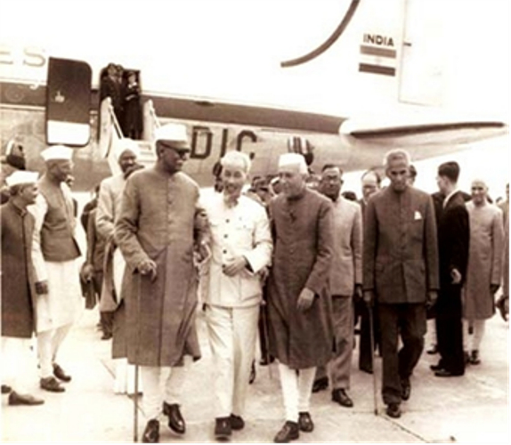 Tổng thống Rajendra Prasad và Thủ tướng J.Nehru đón tiếp Chủ tịch Hồ Chí Minh sang thăm Ấn Độ năm 1958, tại sân bay New Delhi. (Ảnh Tư liệu QĐND)