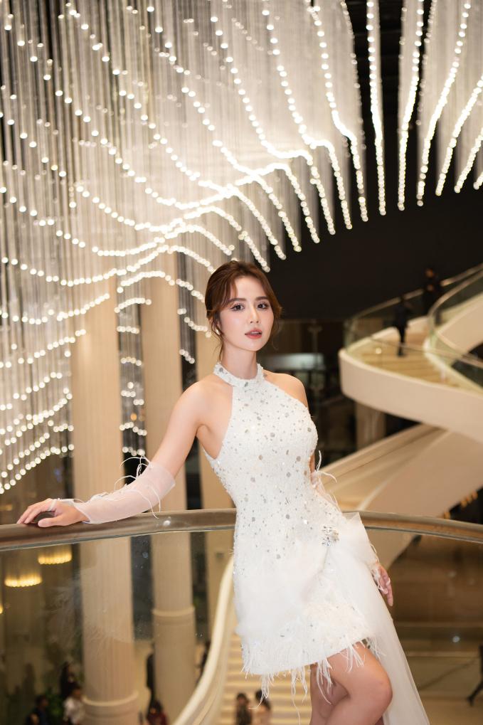 Stylist bật mí về trang phục khoe dáng gợi cảm của Kiều Anh, Phan Minh Huyền tại VTV Awards