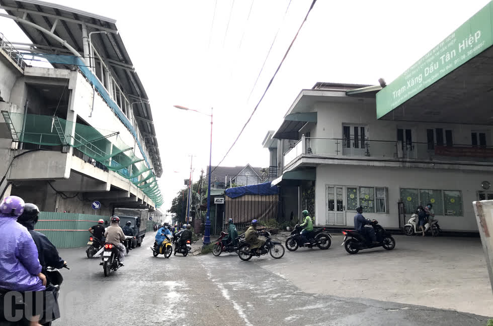 Trên một số đoạn, phần đường bên phải các nhà ga của truyến Metro xe gắn máy có thể di chuyển qua đây. Tuy nhiên, các công trình thuộc hạng mục thi công cầu bộ hành trên Xa lộ Hà Nội vẫn đang dang dở.