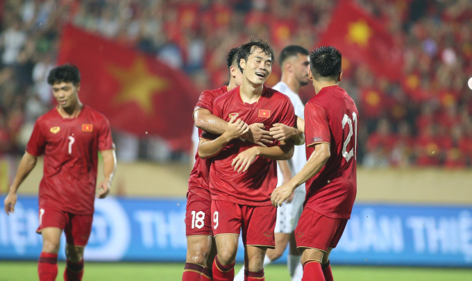 Văn Toàn vừa có một kiến tạo giúp Tuấn Hải ghi bàn ở trận Việt Nam thắng Palestine 2-0. Dù vậy, sau trận cựu sao HAGL đã bị HLV Troussier cảnh báo về việc cần đảm bảo thi đấu thường xuyên hơn tại cấp CLB. Giờ đây, với việc về Nam Định FC, Văn Toàn sẽ đáp ứng được yêu cầu mà HLV Troussier đề ra.