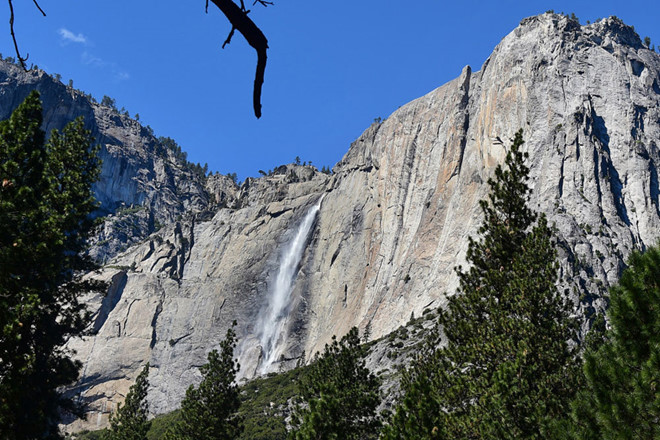 Tomer Frankfurter đang cố chụp hình tự sướng bên thác nước trong công viên Yosemite thì trượt chân té ngã từ độ cao 250m.