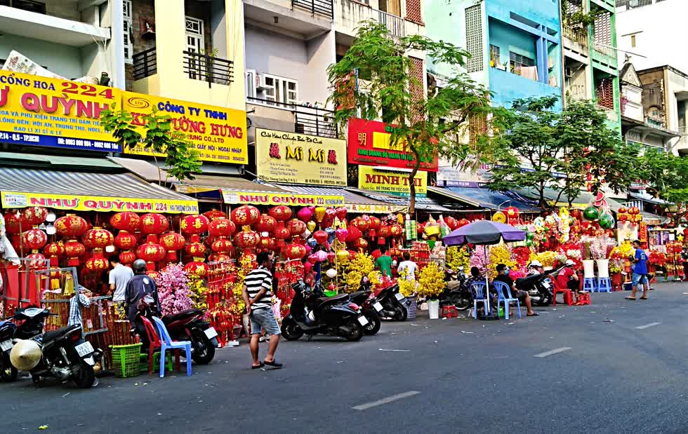 Cả con đường ngập trong sắc màu của năm mới nhưng khá vắng khách. Nhiều tiểu thương cho hay, vì dịch COVID-19 nên không dám nhập hàng về nhiều, chỉ dựa trên lượng hàng khách đặt sỉ.