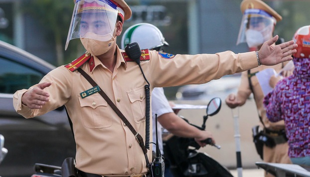   Lượng phương tiện tham gia giao thông khá đông, nên lực lượng chức năng đã chia từng tốp, kéo giãn điểm kiểm tra  