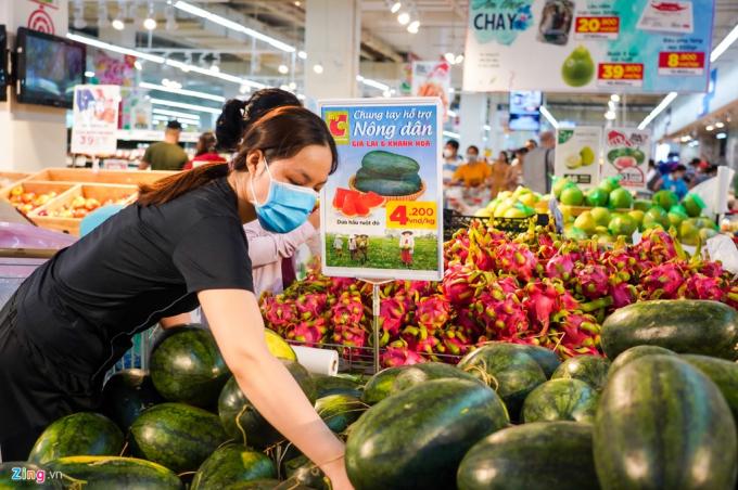 TPHCM: người dân xếp hàng dài mua dưa hấu, thanh long hỗ trợ nông dân