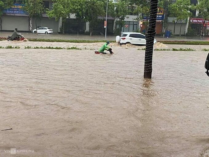 Nhiều tuyến đường ở TP Lào Cai ngập sâu hơn một mét