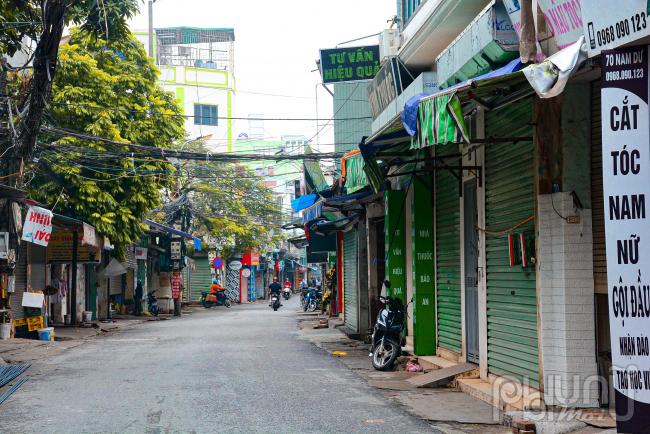 Hầu hết các hàng quán phía trong đóng cửa, hạn chế ra khởi nhà.