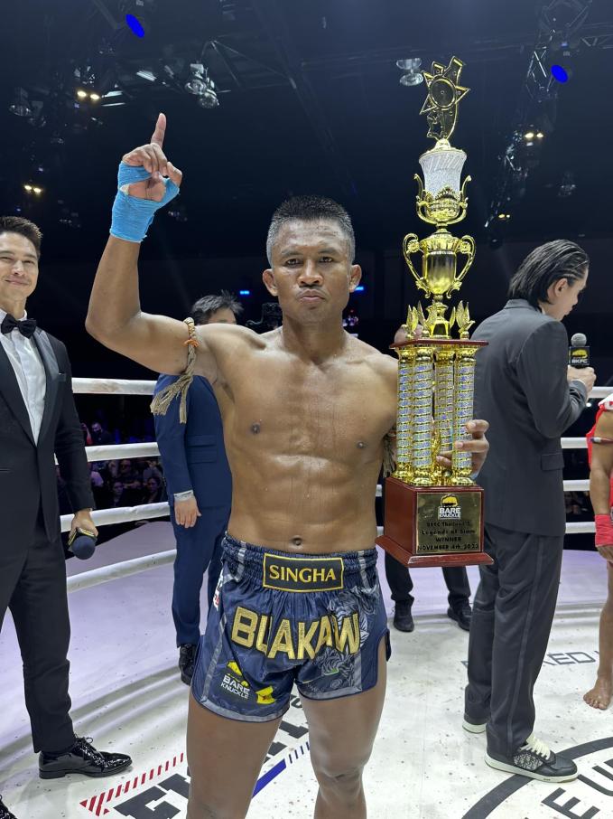 Buakaw hạ Saenchai bằng tính điểm.